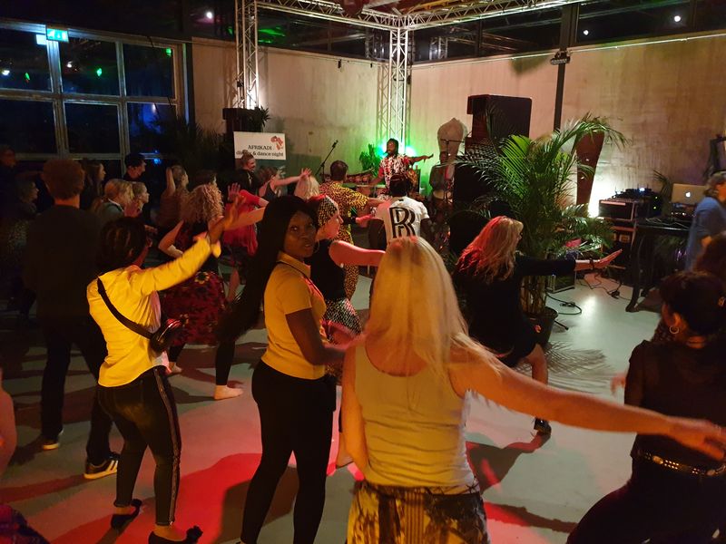 Afrikadi dinner and dance night @ De Loods Groningen. Een compleet verzorgde feestavond in Afrikaanse sferen. Met overheerlijk Afrikaans eten, Afrikaanse dansworkshop, live optreden West-Afrikaanse muziek en meer.